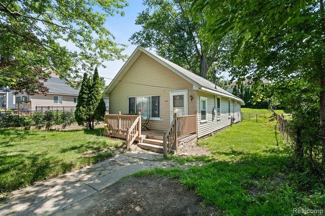 1325 E Lake Drive, Novi, MI 48377