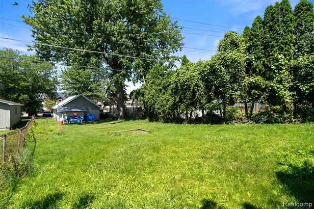 1325 E Lake Drive, Novi, MI 48377