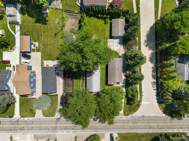 1325 E Lake Drive, Novi, MI 48377