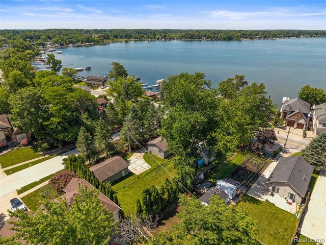 1325 E Lake Drive, Novi, MI 48377