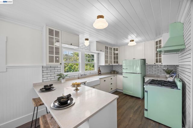 2521 Pleasant St, Oakland, CA 94602