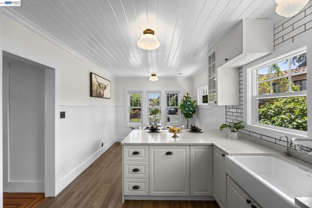 2521 Pleasant St, Oakland, CA 94602