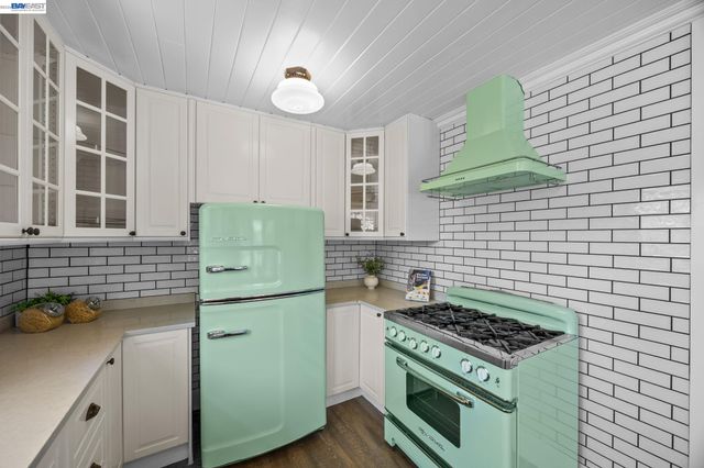 2521 Pleasant St, Oakland, CA 94602