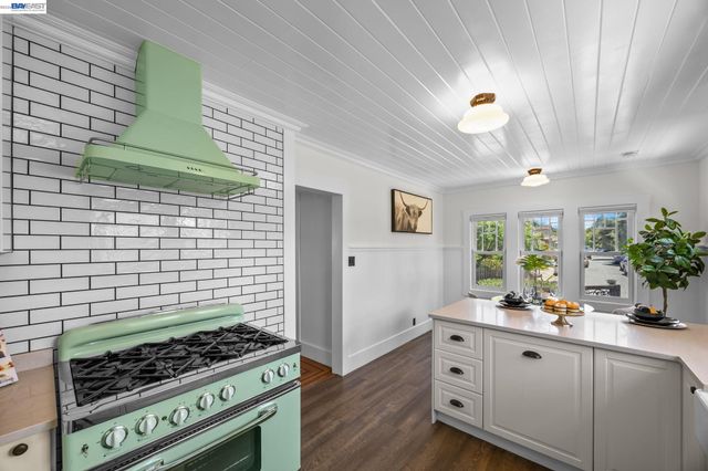 2521 Pleasant St, Oakland, CA 94602