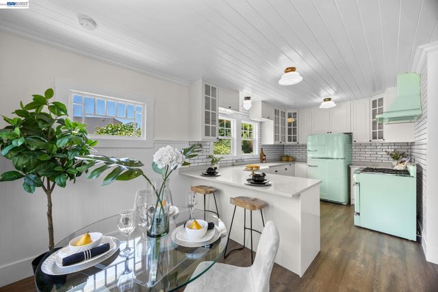 2521 Pleasant St, Oakland, CA 94602
