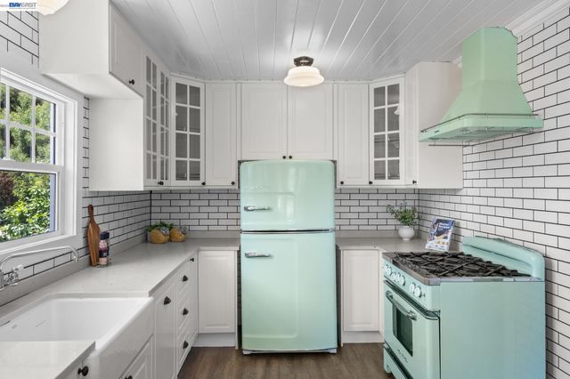 2521 Pleasant St, Oakland, CA 94602