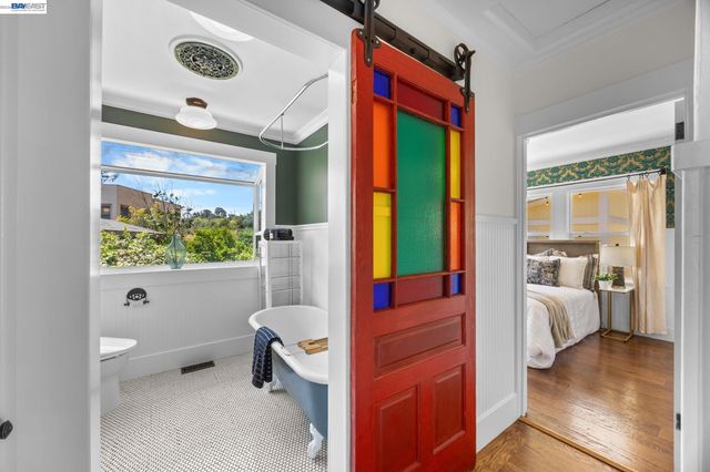 2521 Pleasant St, Oakland, CA 94602