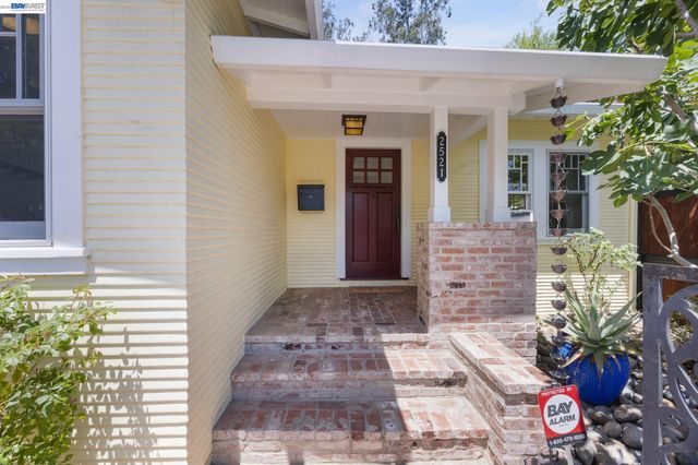 2521 Pleasant St, Oakland, CA 94602