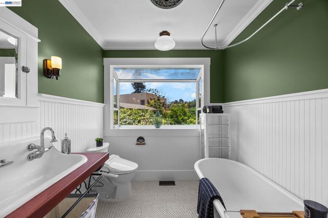 2521 Pleasant St, Oakland, CA 94602