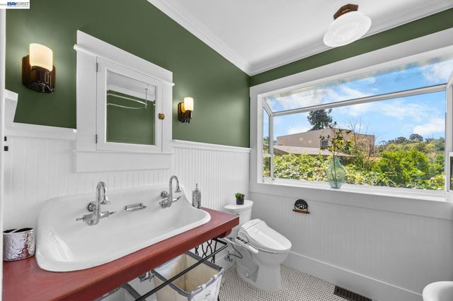 2521 Pleasant St, Oakland, CA 94602