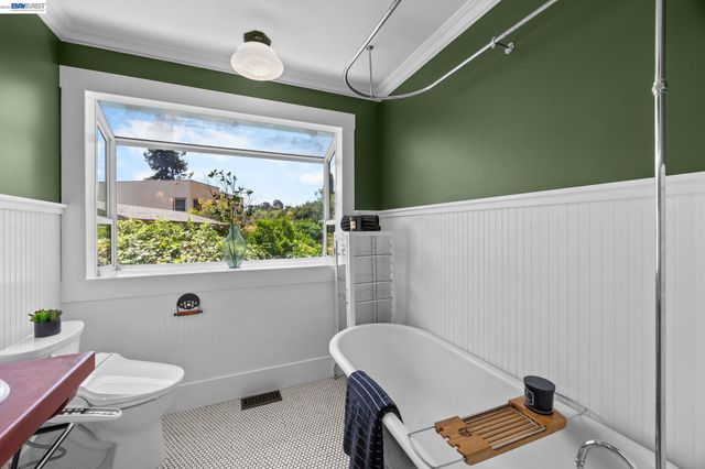 2521 Pleasant St, Oakland, CA 94602