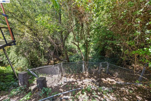 2521 Pleasant St, Oakland, CA 94602