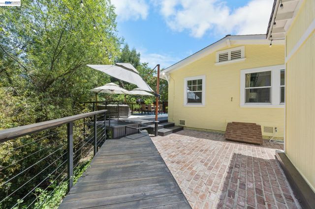 2521 Pleasant St, Oakland, CA 94602