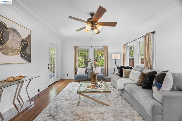 2521 Pleasant St, Oakland, CA 94602