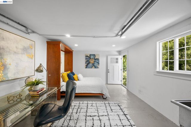 2521 Pleasant St, Oakland, CA 94602