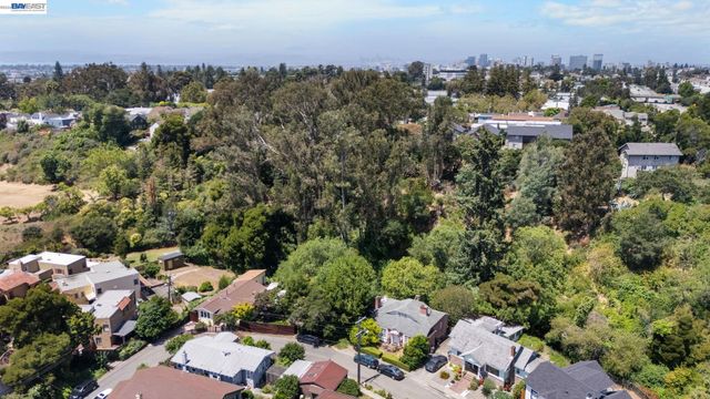 2521 Pleasant St, Oakland, CA 94602
