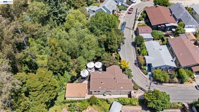 2521 Pleasant St, Oakland, CA 94602