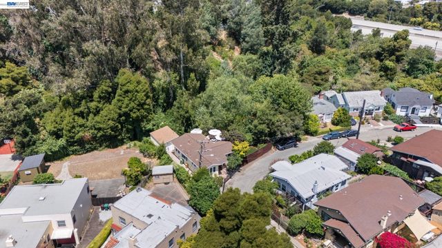 2521 Pleasant St, Oakland, CA 94602