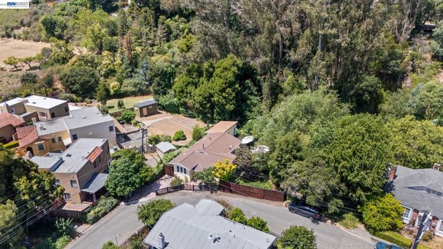 2521 Pleasant St, Oakland, CA 94602