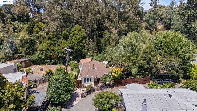 2521 Pleasant St, Oakland, CA 94602