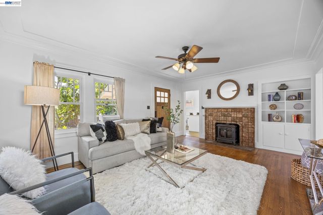2521 Pleasant St, Oakland, CA 94602