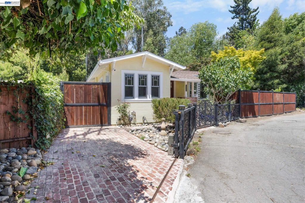 2521 Pleasant St, Oakland, CA 94602