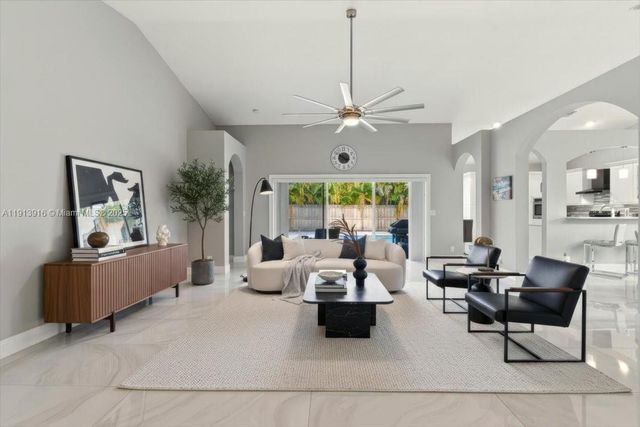 9353 Cove Point Cir, Boynton Beach, FL 33472