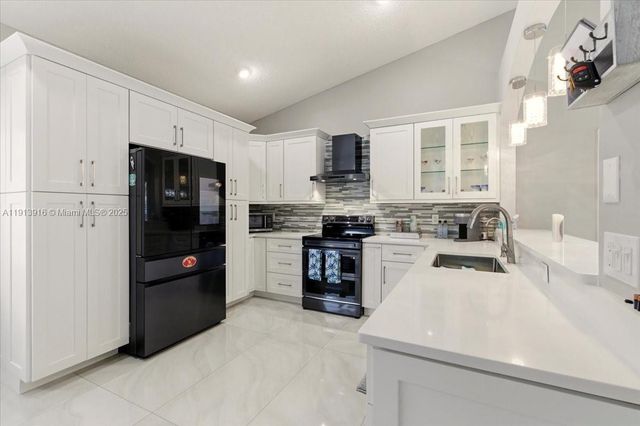 9353 Cove Point Cir, Boynton Beach, FL 33472