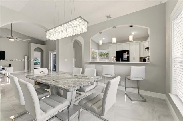 9353 Cove Point Cir, Boynton Beach, FL 33472