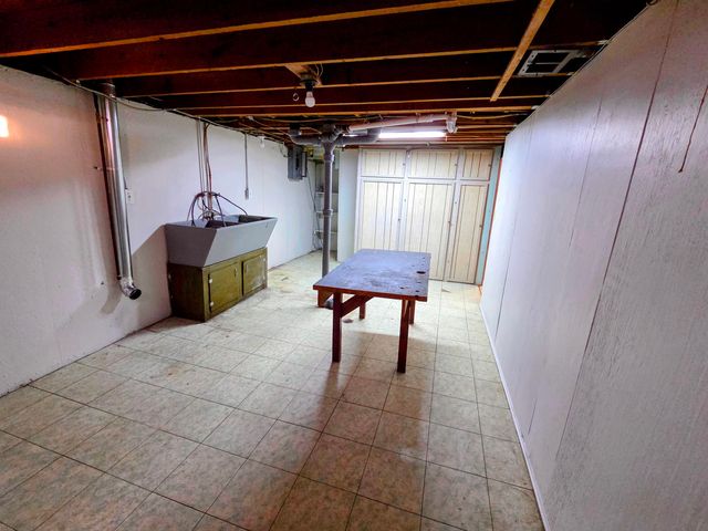 15700 Oakbrook Street, Romulus, MI 48174