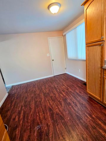 15700 Oakbrook Street, Romulus, MI 48174