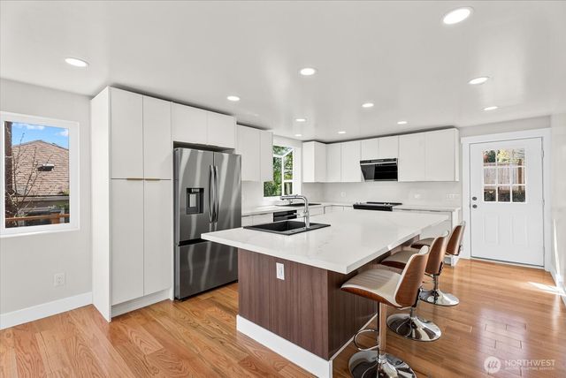 7915 S Lakeridge Drive, Seattle, WA 98178