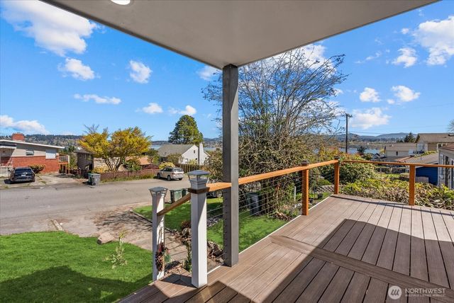7915 S Lakeridge Drive, Seattle, WA 98178