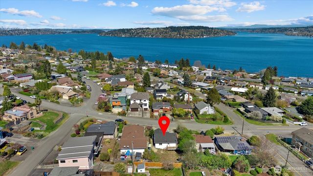 7915 S Lakeridge Drive, Seattle, WA 98178