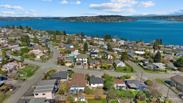 7915 S Lakeridge Drive, Seattle, WA 98178