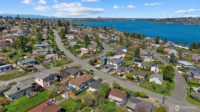 7915 S Lakeridge Drive, Seattle, WA 98178
