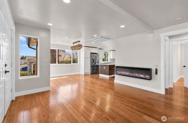 7915 S Lakeridge Drive, Seattle, WA 98178