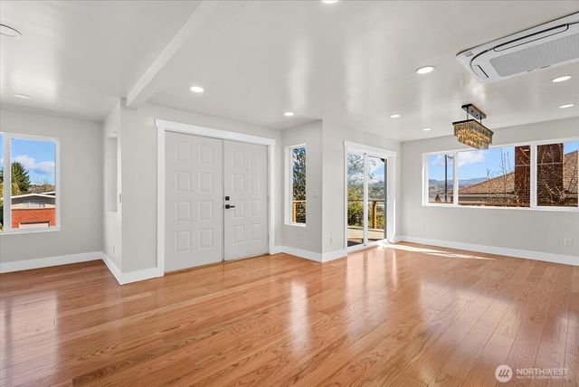 7915 S Lakeridge Drive, Seattle, WA 98178