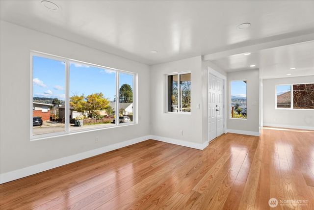 7915 S Lakeridge Drive, Seattle, WA 98178