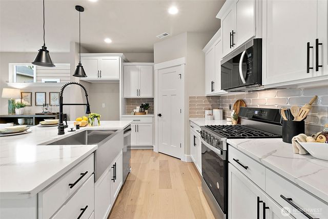 14221 SE 284th Place, Kent, WA 98042