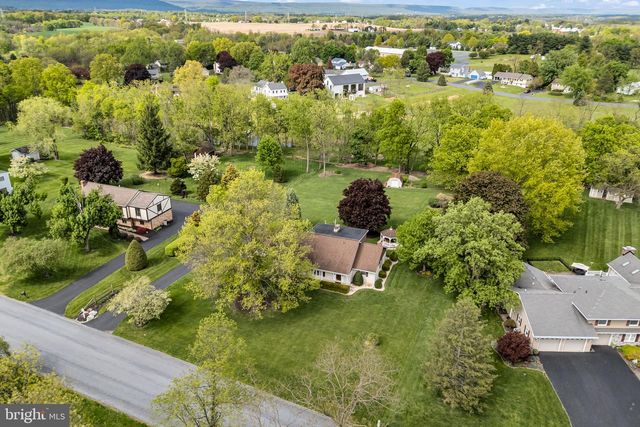 4 BANBURY RD, Hummelstown, PA 17036