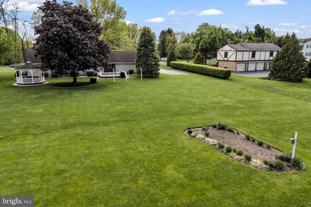 4 BANBURY RD, Hummelstown, PA 17036