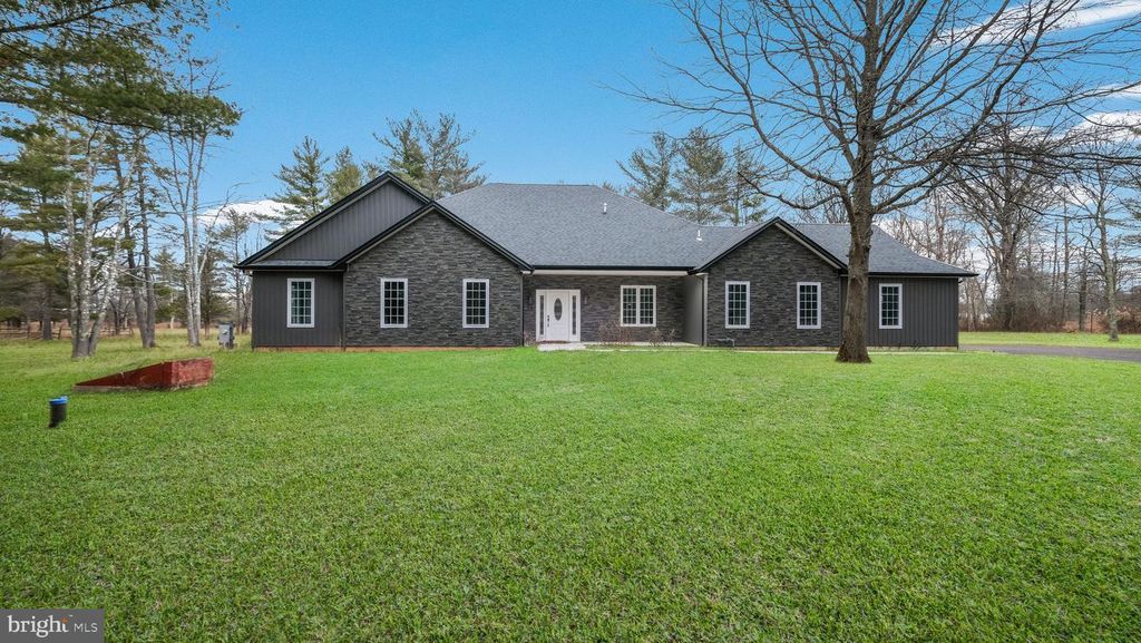Image 1 of property listing at 6121 POTTERS LANE, Plumsteadville, PA 18949