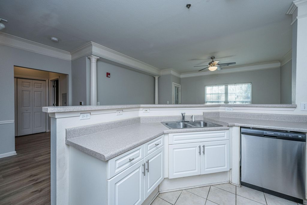Image 12 of property listing at 1313 Telfair Way, Charleston, SC 29412