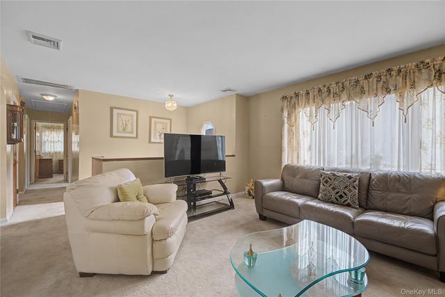 6 Adams Court, Monroe, NY 10950