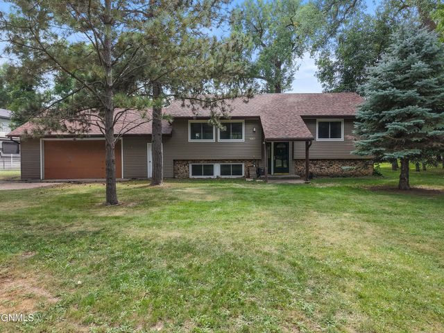 5903 Magnolia Drive, Bismarck, ND 58503 property photo