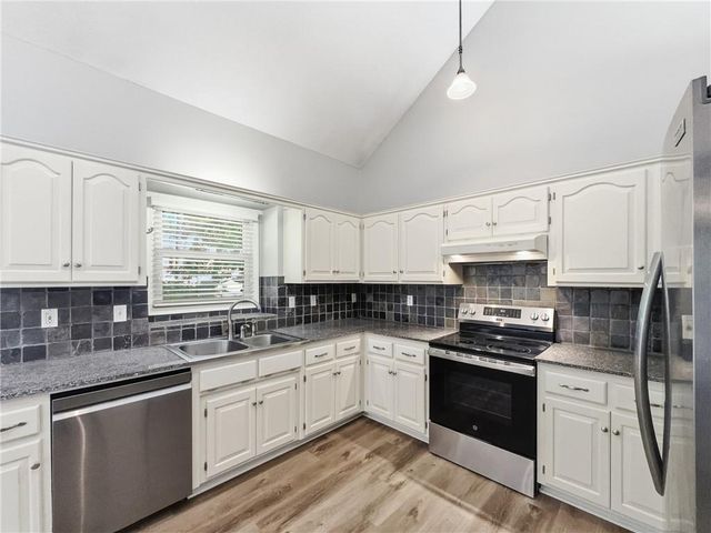 6901 N Lydia Avenue, Gladstone, MO 64118