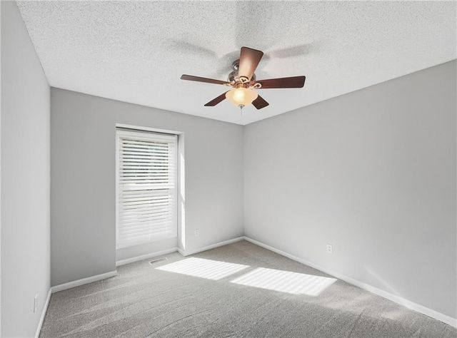 6901 N Lydia Avenue, Gladstone, MO 64118