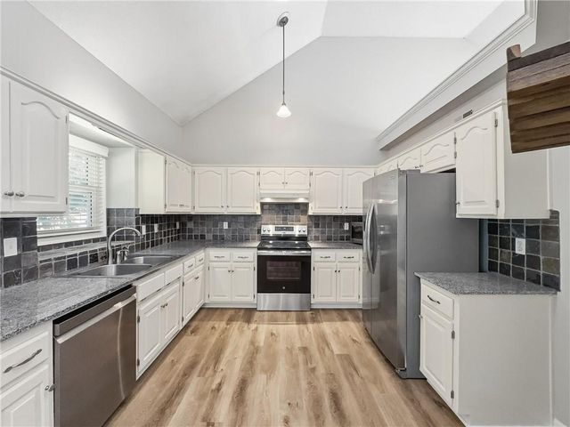 6901 N Lydia Avenue, Gladstone, MO 64118