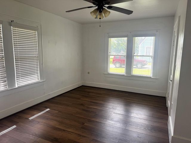 913 Fowlkes Street, Sealy, TX 77474